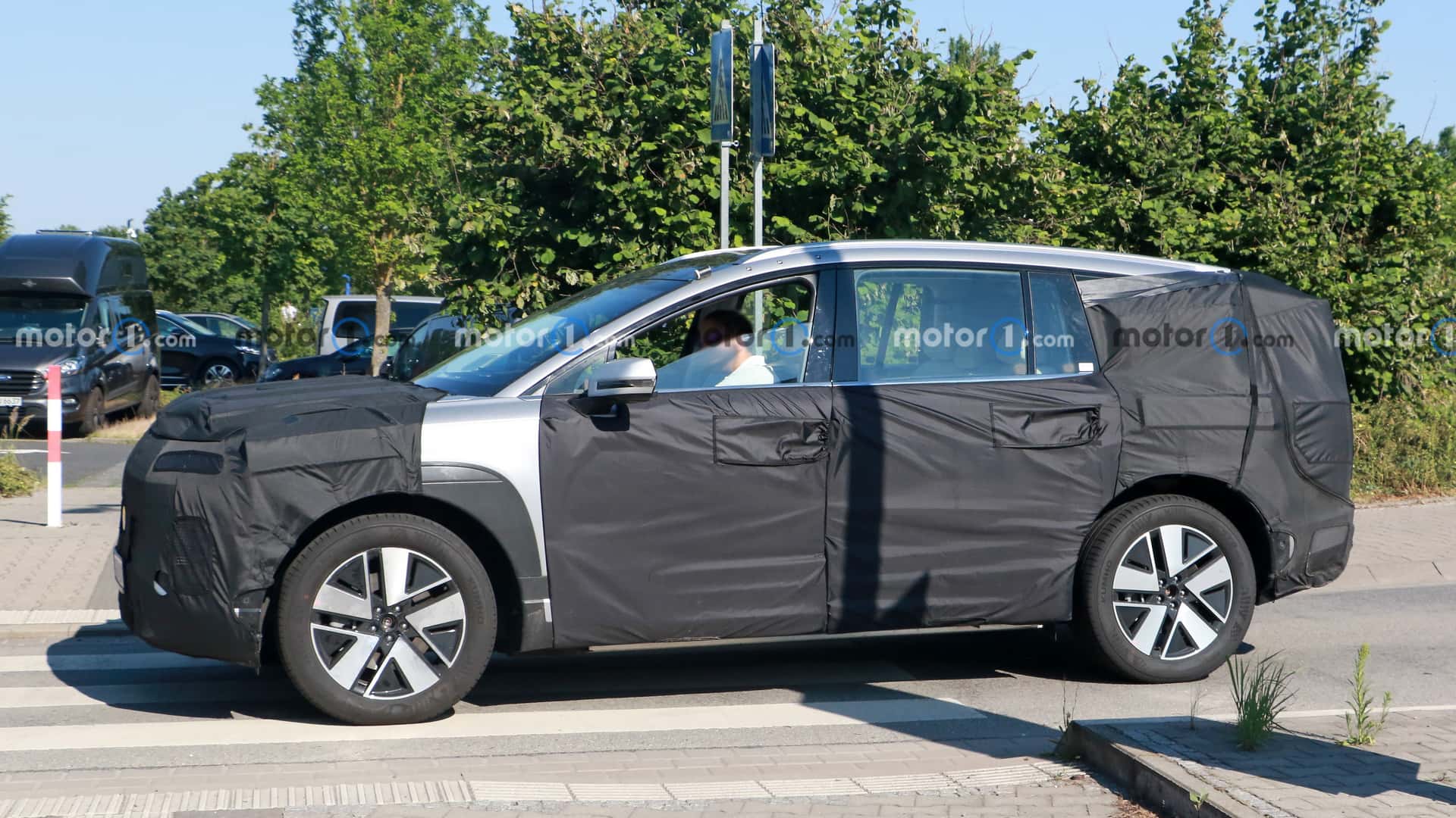 现代纯电大七座 SUV 车型 IONIQ 7 谍照曝光，800V 快充 / 99.8kWh 电池